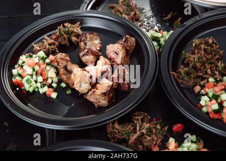 La viande grillée en brochettes, barbecue et salade composée de légumes sains les tomates, concombres, oignons. Banque D'Images