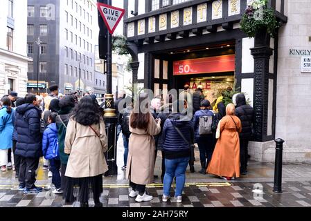 La liberté, Londres, Royaume-Uni. Dec 26, 2019. Boxing Day ventes commencent à Londres. Files d'attente à la liberté Crédit : Matthieu Chattle/Alamy Live News Banque D'Images