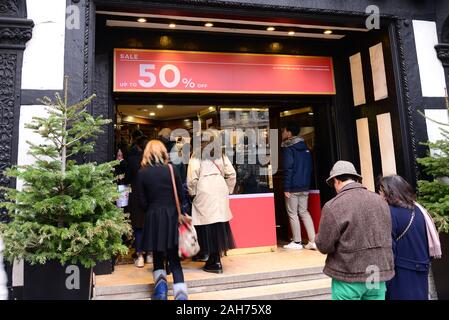 La liberté, Londres, Royaume-Uni. Dec 26, 2019. Boxing Day ventes commencent à Londres. Files d'attente à la liberté Crédit : Matthieu Chattle/Alamy Live News Banque D'Images