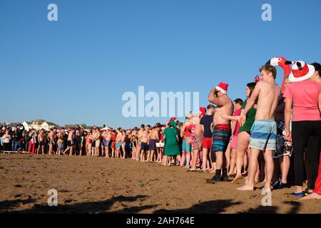 Exmouth, Devon/ UK- 25 décembre 2019 : les nageurs Hardy se rassemblent à bord de mer d'Exmouth pour le début de l'assemblée le jour de Noël le matin Banque D'Images