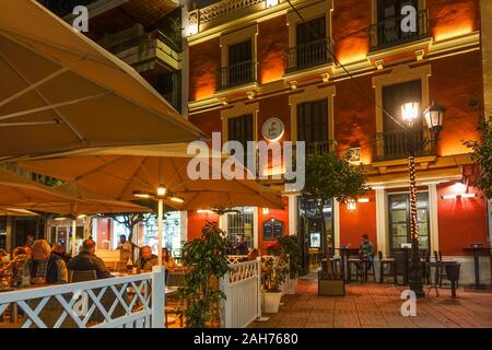 Vie nocturne à Fuengirola avec bars et restaurants, à la plaza de constitucion. Fuengirola, Andalousie, Espagne. Banque D'Images