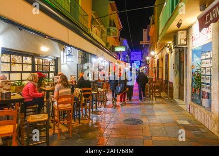 Vie nocturne à Fuengirola avec bars et restaurants, pendant Noël. Fuengirola, Andalousie, Espagne. Banque D'Images