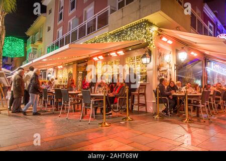 Vie nocturne à Fuengirola avec bars et restaurants, pendant Noël. Fuengirola, Andalousie, Espagne. Banque D'Images