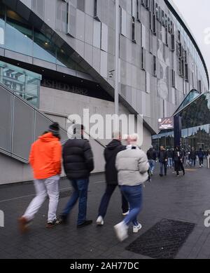 Tottenham Hotspur Stadium, Londres, Royaume-Uni. Dec 26, 2019. English Premier League, Tottenham Hotspur contre Brighton et Hove Albion ; Spurs fans arrivant à la masse - rédaction strictement uniquement. Pas d'utilisation non autorisée avec l'audio, vidéo, données, listes de luminaire, club ou la Ligue de logos ou services 'live'. En ligne De-match utilisation limitée à 120 images, aucune émulation. Aucune utilisation de pari, de jeux ou d'un club ou la ligue/player Crédit : publications Plus Sport Action/Alamy Live News Banque D'Images