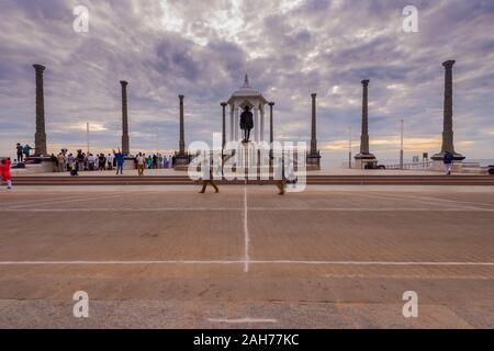 Place de la République avec Gandhi Memorial de Pondichéry, Inde du Sud pendant le lever du soleil avec ciel dramatique Banque D'Images