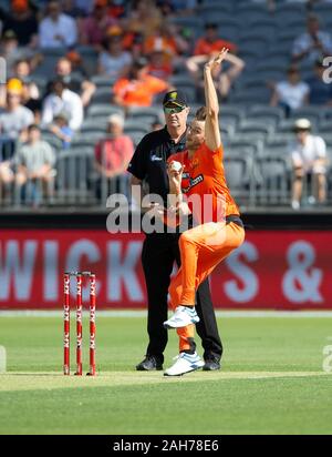 Perth, Australie occidentale. Dec 26, 2019. 26 décembre 2019 ; stade Optus, Perth, Australie occidentale, Australie ; Big Bash League Cricket, Perth Scorchers contre Sixers de Sydney ; Matthew Kelly de la Perth Scorchers bols pendant l'usage éditorial - manches Sixers : Action Crédit Plus Sport Images/Alamy Live News Banque D'Images