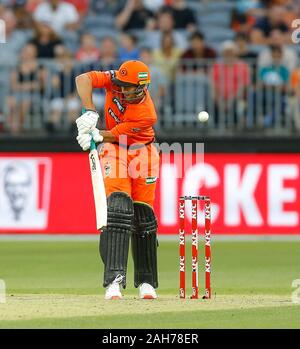 Perth, Australie occidentale. Dec 26, 2019. 26 décembre 2019 ; stade Optus, Perth, Australie occidentale, Australie ; Big Bash League Cricket, Perth Scorchers par rapport à Sydney ; Sixers Ashton Agar de la Perth Scorchers obtient un bord à l'usage éditorial - ball Crédit : Action Plus de Sports/Alamy Live News Banque D'Images