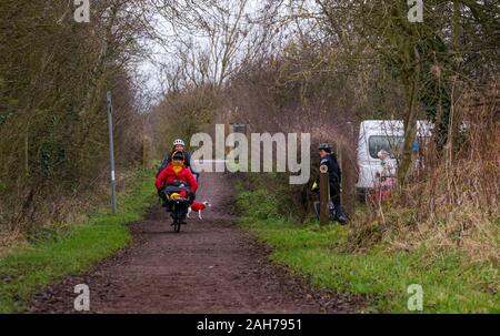 East Lothian, Ecosse, Royaume-Uni, 26 décembre 2019. Course 2019 Résolution : Lee Craigie, commissaire de la nation active pour l'Écosse, et Jenny Graham écossais, cycliste d'endurance plus deux autres femmes cyclistes mener le défi écologique par de partir aujourd'hui sur les vélos-cargos pour passer sans arrêt par paires sur une route de 1 000 km de Paris à Copenhague, vu ici sur le chemin de fer à Longniddry Haddington. Photo : Lee Craigie à vélo avec Alice Lemkes Banque D'Images