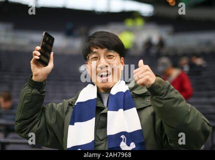 Tottenham Hotspur Stadium, Londres, Royaume-Uni. Dec 26, 2019. English Premier League, Tottenham Hotspur contre Brighton et Hove Albion ; un ventilateur pousse donne un Thumbs up avant le match - strictement usage éditorial uniquement. Pas d'utilisation non autorisée avec l'audio, vidéo, données, listes de luminaire, club ou la Ligue de logos ou services 'live'. En ligne De-match utilisation limitée à 120 images, aucune émulation. Aucune utilisation de pari, de jeux ou d'un club ou la ligue/player Crédit : publications Plus Sport Action/Alamy Live News Banque D'Images