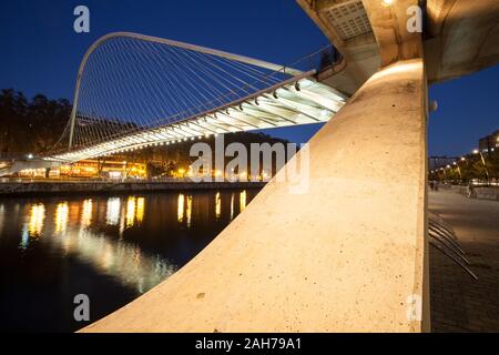 Passerelle pour piétons dans la ville de Bilbao. Province de Biscaye, Espagne Banque D'Images