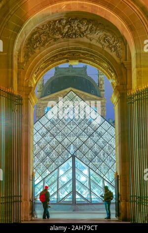 Paris, France- 6 décembre 2012 : Le Musée du Louvre à Paris, France. Louvre est le plus grand musée à Paris affiche plus de 60 000 mètres carrés d'exhi Banque D'Images