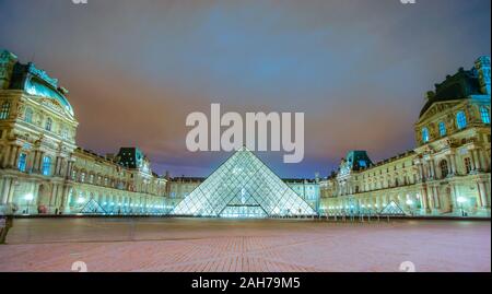 Paris, France- 6 décembre 2012 : Le Musée du Louvre à Paris, France. Louvre est le plus grand musée à Paris affiche plus de 60 000 mètres carrés d'exhi Banque D'Images