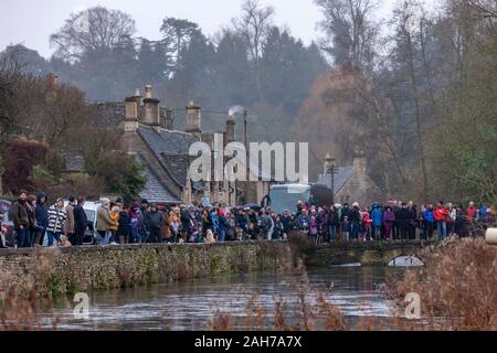 Bibury, Gloucestershire, 26 janvier 2019, lendemain de Noël annuel de Bibury course de canards de bienfaisance sur la rivière Colne à l'état humide matin détrempé, la première course est de 150 course duck a débuté à 11 h où les gens parrain pour £10.00 chaque et le promoteur qui nomme la charité qu'ils aimeraient que la somme totale portée à rendez-vous, le même attire une foule de personnes à surveiller avec plus de 2 000 canards en caoutchouc sur la rivière pendant l'événement, qui est organisé par le Club de Cricket de Bibury. Credit : Keith J Smith./Alamy Live News Banque D'Images