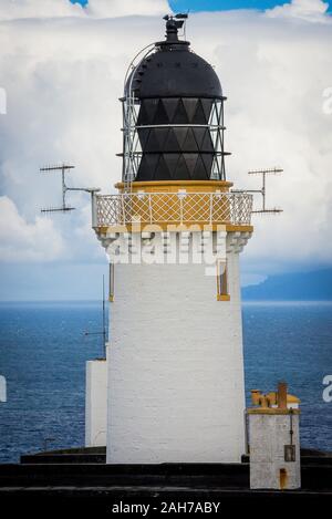 Gros plan sur le phare de Dunnet Head sous un ciel nuageux Banque D'Images