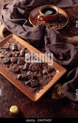 Diverses confiseries au chocolat de chocolat et café sur une vieille table marron. Banque D'Images