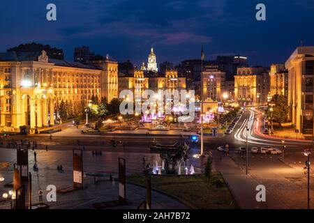 KIEV - Juillet 10 : Vue panoramique vue sur l'horizon de Kiev, la place de l'indépendance dans la soirée, l'Ukraine. Les touristes marche à l'endroit le plus populaire à Kiev. Banque D'Images