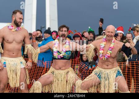 Plage du Jubilé, Marine Parade, Southend on Sea, Essex, Royaume-Uni. Comme c'est devenu une tradition dans la région de seaside endroits, un 'Boxing Day' Dip a eu lieu dans le froid, rugueux Thames Estuary à Southend collecter des fonds pour la RNLI. La plupart des nageurs courageux portait fancy dress Banque D'Images