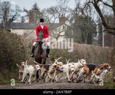 Les membres de The Grove et de Rufford Hunt participent à une chasse traditionnelle du lendemain de Noël dans le South Yorkshire.Des dizaines de chasses au lendemain de Noël ont eu lieu dans tout le Royaume-Uni alors que les militants appellent à des lois plus strictes pour protéger les renards. Banque D'Images