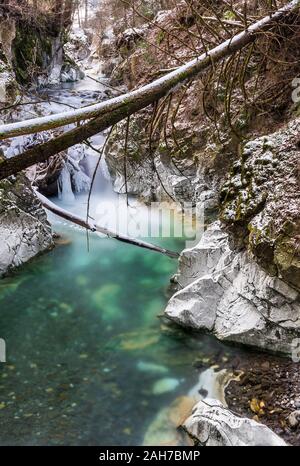 Une petite chute d'eau sur une crique qui coule au milieu de rochers blancs Banque D'Images