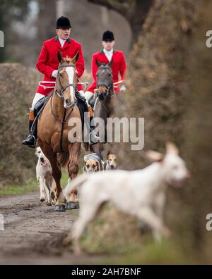 Les membres de la Grove et Rufford Hunt participer à un traditionnel Boxing Day hunt dans le Yorkshire du Sud. Des dizaines de Boxing Day hunts sont allés de l'avant à travers le Royaume-Uni, les États se préparent à un durcissement des lois pour que les renards en sécurité. Banque D'Images