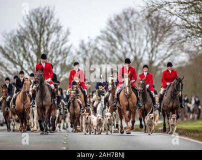 Les membres de la Grove et Rufford Hunt participer à un traditionnel Boxing Day hunt dans le Yorkshire du Sud. Des dizaines de Boxing Day hunts sont allés de l'avant à travers le Royaume-Uni, les États se préparent à un durcissement des lois pour que les renards en sécurité. Banque D'Images