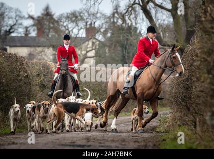 Les membres de la Grove et Rufford Hunt participer à un traditionnel Boxing Day hunt dans le Yorkshire du Sud. Des dizaines de Boxing Day hunts sont allés de l'avant à travers le Royaume-Uni, les États se préparent à un durcissement des lois pour que les renards en sécurité. Banque D'Images