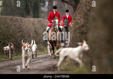 Les membres de la Grove et Rufford Hunt participer à un traditionnel Boxing Day hunt dans le Yorkshire du Sud. Des dizaines de Boxing Day hunts sont allés de l'avant à travers le Royaume-Uni, les États se préparent à un durcissement des lois pour que les renards en sécurité. Banque D'Images