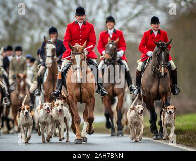 Les membres de la Grove et Rufford Hunt participer à un traditionnel Boxing Day hunt dans le Yorkshire du Sud. Des dizaines de Boxing Day hunts sont allés de l'avant à travers le Royaume-Uni, les États se préparent à un durcissement des lois pour que les renards en sécurité. Banque D'Images