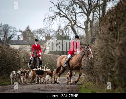 Les membres de la Grove et Rufford Hunt participer à un traditionnel Boxing Day hunt dans le Yorkshire du Sud. Des dizaines de Boxing Day hunts sont allés de l'avant à travers le Royaume-Uni, les États se préparent à un durcissement des lois pour que les renards en sécurité. Banque D'Images