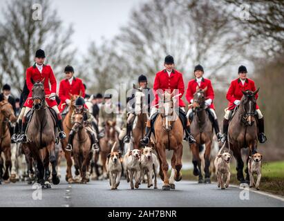 Les membres de la Grove et Rufford Hunt participer à un traditionnel Boxing Day hunt dans le Yorkshire du Sud. Des dizaines de Boxing Day hunts sont allés de l'avant à travers le Royaume-Uni, les États se préparent à un durcissement des lois pour que les renards en sécurité. Banque D'Images