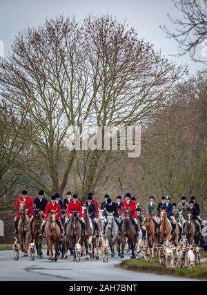 Les membres de la Grove et Rufford Hunt participer à un traditionnel Boxing Day hunt dans le Yorkshire du Sud. Des dizaines de Boxing Day hunts sont allés de l'avant à travers le Royaume-Uni, les États se préparent à un durcissement des lois pour que les renards en sécurité. Banque D'Images