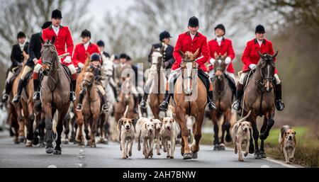 Les membres de la Grove et Rufford Hunt participer à un traditionnel Boxing Day hunt dans le Yorkshire du Sud. Des dizaines de Boxing Day hunts sont allés de l'avant à travers le Royaume-Uni, les États se préparent à un durcissement des lois pour que les renards en sécurité. Banque D'Images