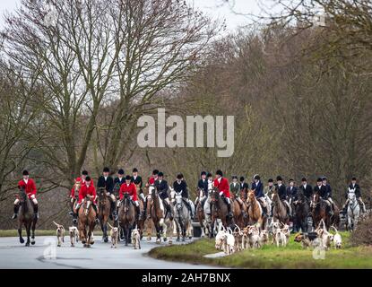 Les membres de la Grove et Rufford Hunt participer à un traditionnel Boxing Day hunt dans le Yorkshire du Sud. Des dizaines de Boxing Day hunts sont allés de l'avant à travers le Royaume-Uni, les États se préparent à un durcissement des lois pour que les renards en sécurité. Banque D'Images