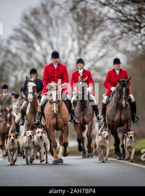 Les membres de The Grove et de Rufford Hunt participent à une chasse traditionnelle du lendemain de Noël dans le South Yorkshire.Des dizaines de chasses au lendemain de Noël ont eu lieu dans tout le Royaume-Uni alors que les militants appellent à des lois plus strictes pour protéger les renards. Banque D'Images