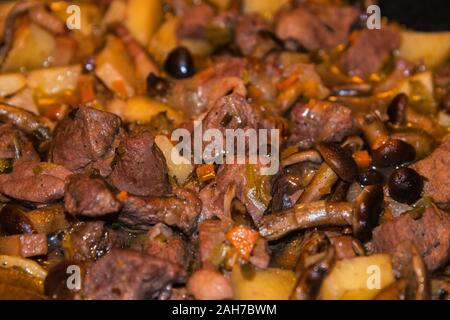 Civet de sanglier aux champignons et pommes de terre. Banque D'Images