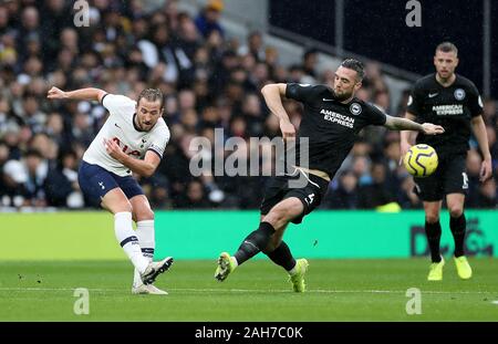 Tottenham Hotspur Harry Kane (à gauche) et de Brighton et Hove Albion Shane Duffy en action au cours de la Premier League match à la Tottenham Hotspur Stadium, Londres. Banque D'Images