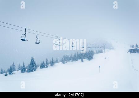 Téléski de neige dans les montagnes de ski Zell am See Kaprun, Autriche. Paysage d'hiver blanc avec télésièges et pistes de ski de neige et de sapin Banque D'Images