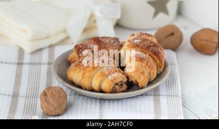 Noël fait maison croissants avec l'écrou du remplissage Banque D'Images