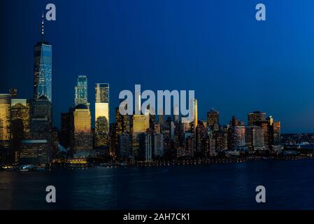 Vue panoramique extraordinaire sur les toits de la ville de New York et le centre-ville de Manhattan depuis Jersey City pendant la nuit Banque D'Images