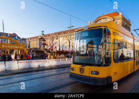 Un tramway en face du marché de Noël à Dresde, Saxe Banque D'Images