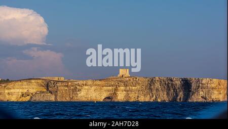 Saint Mary's Tower, Tour ou Comino, tourné à partir de l'eau Banque D'Images