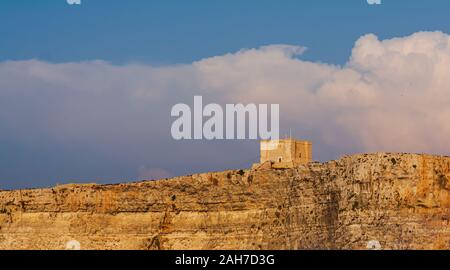 Saint Mary's Tower, Tour ou Comino, tourné à partir de l'eau Banque D'Images