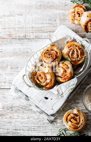 Escargots non sucré et la pâte feuilletée avec du bacon et des graines de sésame. Nourriture simple et confortable. Banque D'Images