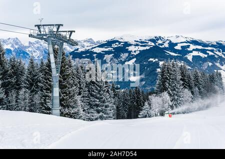 Montagne de ski Zell am See Kaprun, Autriche. Beau paysage d'hiver avec de la neige blanche, téléphérique au-dessus de forêts de sapins et de la neige La neige à canon-c Banque D'Images