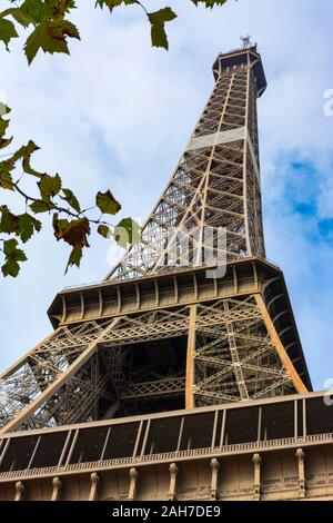 Paris, France - 8 novembre 2019 : La Tour Eiffel, du jardin du Champs de Mars. Un endroit avec des arbres et des chemins de promenade, toujours avec la tour de hoveri Banque D'Images