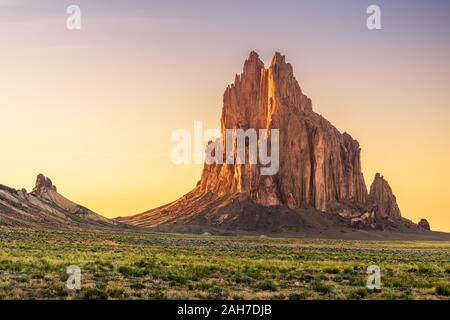 Shiprock, New Mexico, USA à la formation rocheuse de Shiprock. Banque D'Images