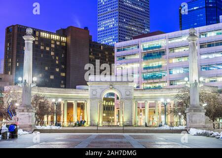 Denver, Colorado, USA Centre-ville cityscape in Civic Center park au crépuscule. Banque D'Images