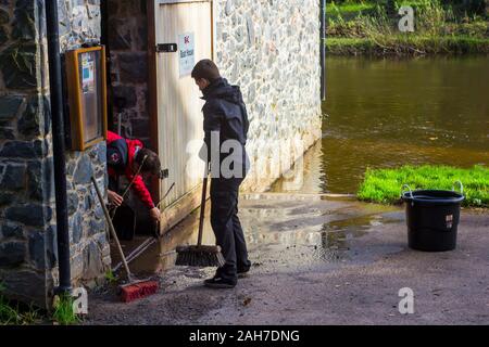 25 octobre 2017 ouvriers d'effectuer l'entretien de routine sur la porte de la Lagan Boat House chez Shaw's Bridge dans le sud de Belfast en Irlande du Nord. Ce Banque D'Images