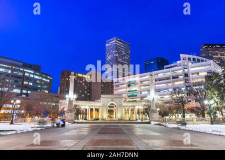 Denver, Colorado, USA Centre-ville cityscape in Civic Center park au crépuscule. Banque D'Images