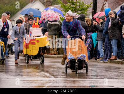 East Hoathly, UK. 26 Décembre, 2019. Les villageois en concurrence dans leur rapport annuel, le lendemain de la PRAM Course à travers les rues de East Hoathly, East Sussex, UK. Les coureurs wacky construire leurs machines en secret chaque année avant course leurs créations aux Rois Head pub. Crédit : Jim Holden/Alamy Live News. Banque D'Images